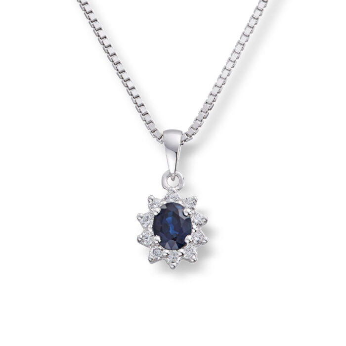 0136 TWSI SAF 5700 3349 Diamonds by Frisenberg - Anheng i hvitt gull med blå safir og totalt 0,14 ct diamanter