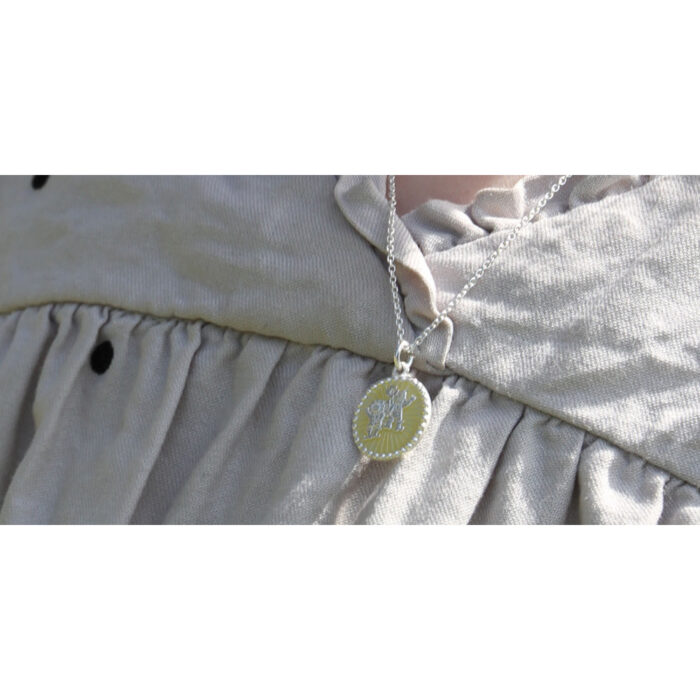 073041 1 Th. Martinsen - Halssmykke i sølv og solgul emalje - Lykkeliten