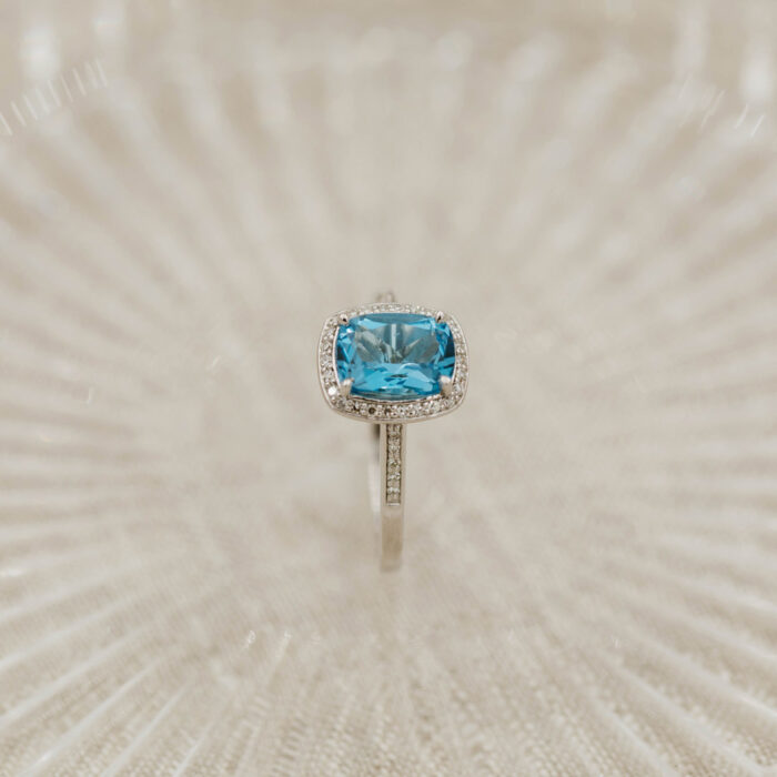 1215992 1 NC Christophersen - Ring i hvitt gull med Blue Topaz og diamanter
