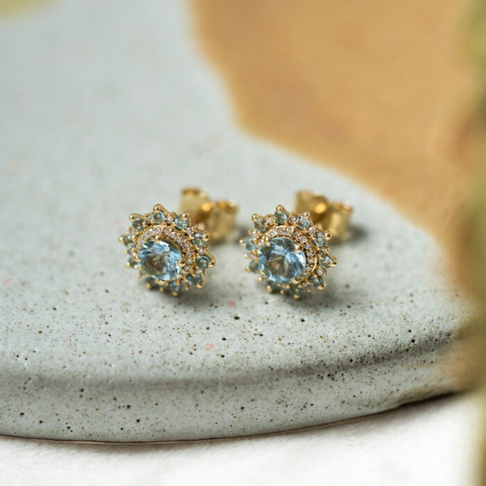 59636 3 PAN Jewelry - Ørepynt i gult gull med aquamarin og diamanter