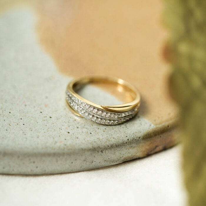 59652 3 PAN Jewelry - Ring i gult gull med diamanter - 0,10 ct W/P
