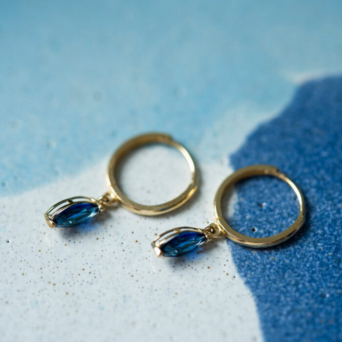 59656 3 PAN Jewelry - Ørepynt i gult gull med blå zirkonia
