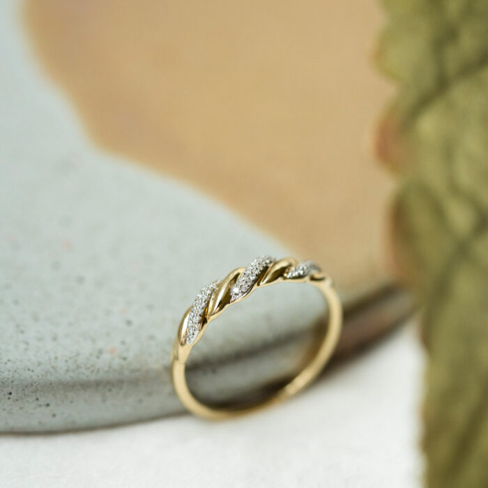 59669 3 PAN Jewelry - Ring i gult gull med diamanter - 0,06 ct W/P
