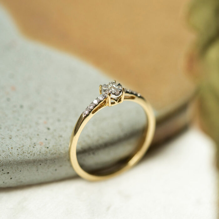 59676 3 PAN Jewelry - Ring i gult gull med diamanter - 0,12 ct W/SI PAN Jewelry - Ring i gult gull med diamanter - 0,12 ct W/SI