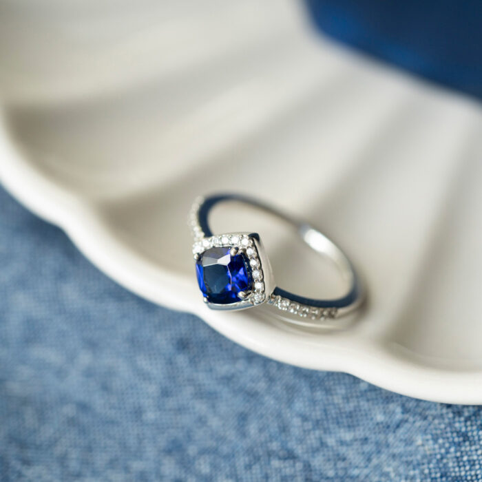 991709 3 PAN Jewelry - Ring i sølv med blå zirkonia