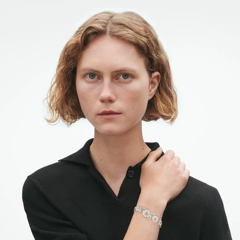 Georg Jensen - Daisy armbånd med lagvise blomster - Sølv og hvit emalje Georg Jensen - Daisy armbånd med lagvise blomster - Sølv og hvit emalje - Bilde 2