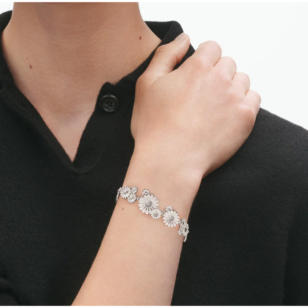 Georg Jensen - Daisy armbånd med lagvise blomster - Sølv og hvit emalje Georg Jensen - Daisy armbånd med lagvise blomster - Sølv og hvit emalje - Bilde 3
