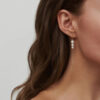 Julie Sandlau - Eden Chain Earring White Pearl - 14k gult gull - Bilde 2