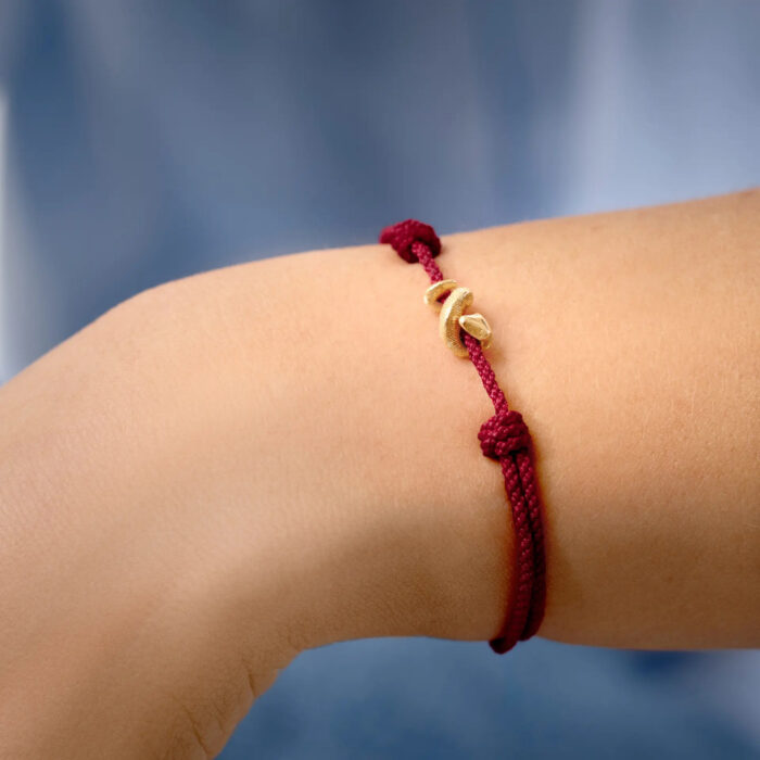 OLE LYNGGAARD COPENHAGEN - Snakes charm armbånd - 18k gult gull og rød nylon - Bilde 4