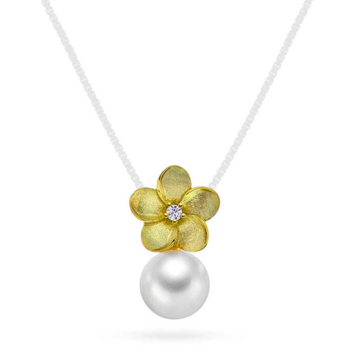 NC Christophersen - Blomsteranheng i 14k gult gull med ferskvannsperle og diamant 0,03ct W/SI