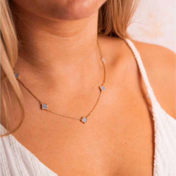 Pan Jewelry Trend - Halssmykke i forgyldt sølv med kløver i lyseblå sodalitt - Bilde 2