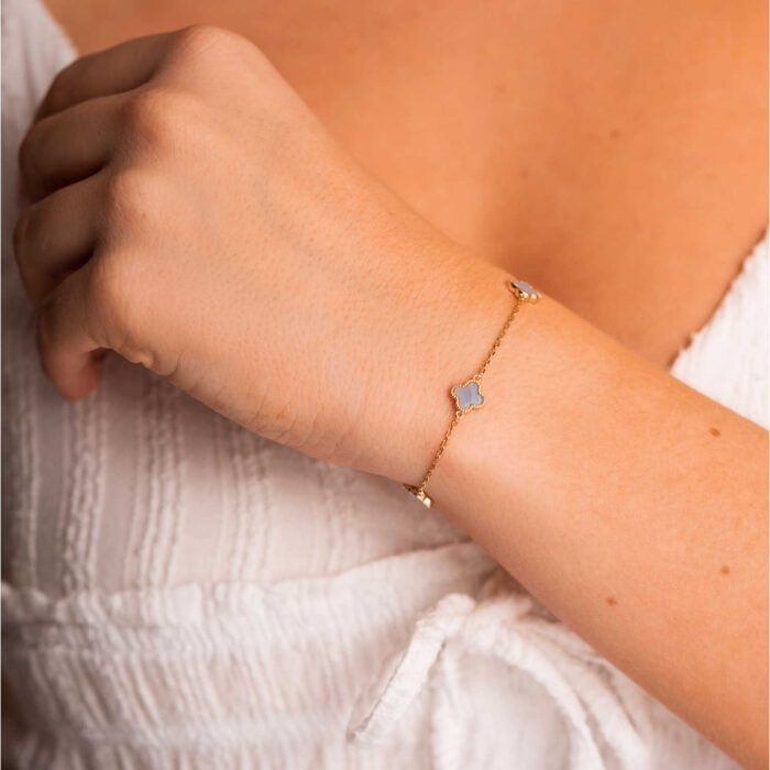 Pan Jewelry Trend - Armbånd i forgyldt sølv med kløver i lyseblå sodalitt - Bilde 2