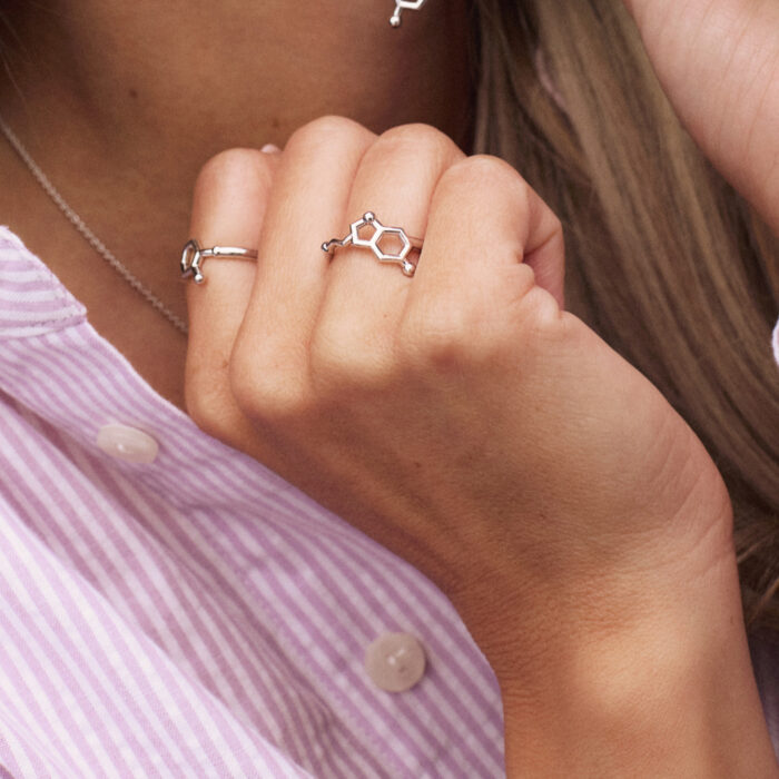 Sandra Lyng x Pan Jewelry - Halssmykke i rhodinert sølv - Serotonin - Glede - Bilde 4