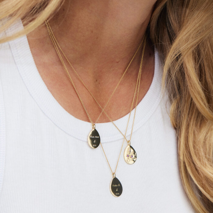 Sandra Lyng x Pan Jewelry - Amulett i forgylt sølv med Ametyst - "Godt nok er perfekt" - Bilde 2