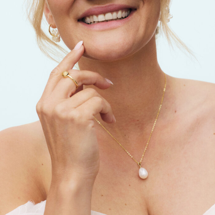 Sandra Lyng x Pan Jewelry - Halssmykke i forgylt sølv med ferskvannsperle - Bilde 2