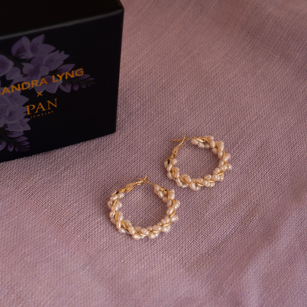 Sandra Lyng x Pan Jewelry - Øreringer i forgylt sølv - Perledrøm, 30 mm - Bilde 3