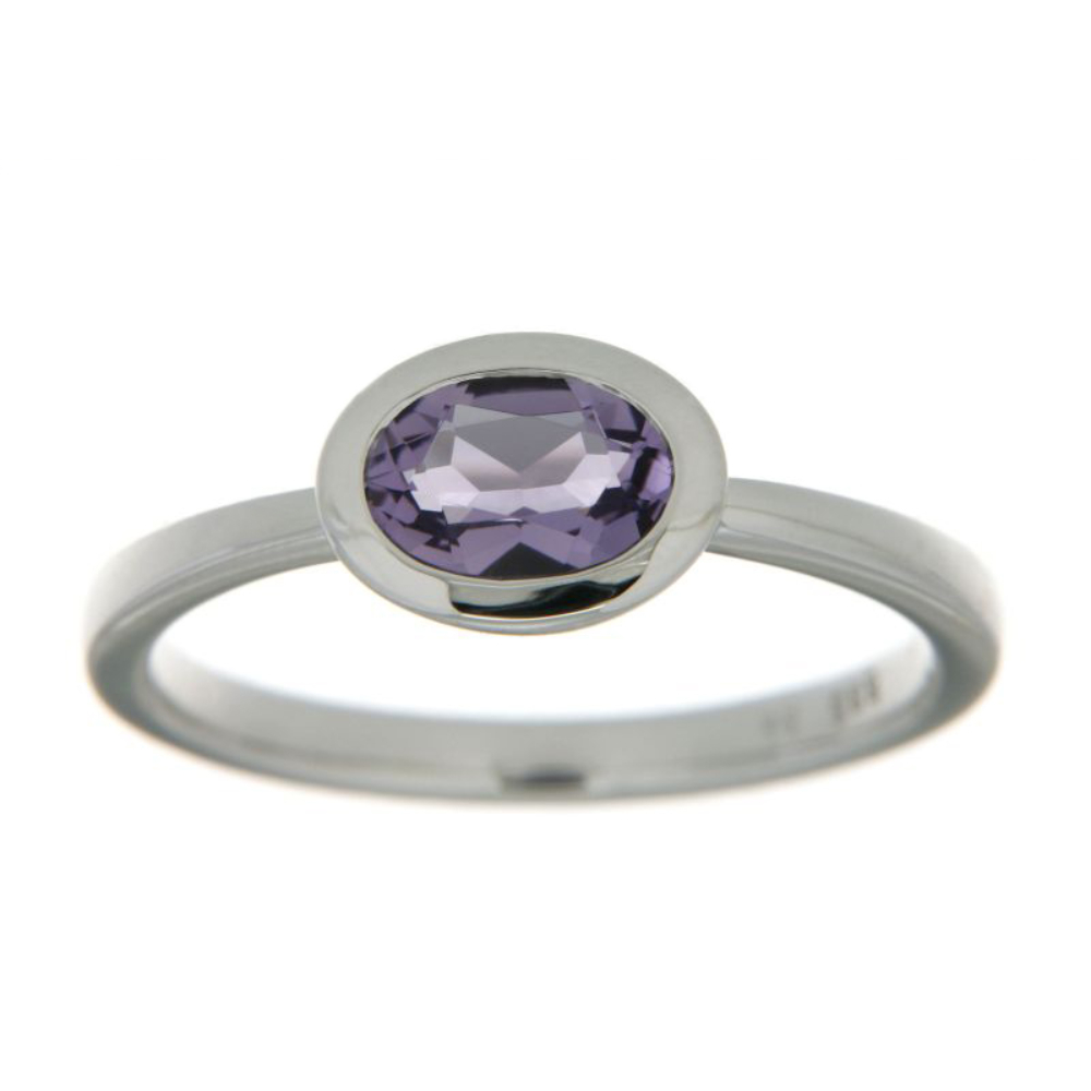 Gold by Frisenberg- Ring i hvitt gull med oval facettert ametyst