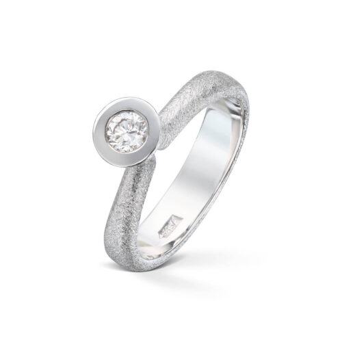 Van Bergen -Ring i hvitt gull med børstet overflate og diamant.