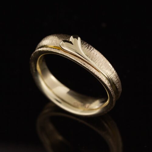 Søderlund Design - Hjertesnø - Ring i 14k gult gull med hjerte - R5