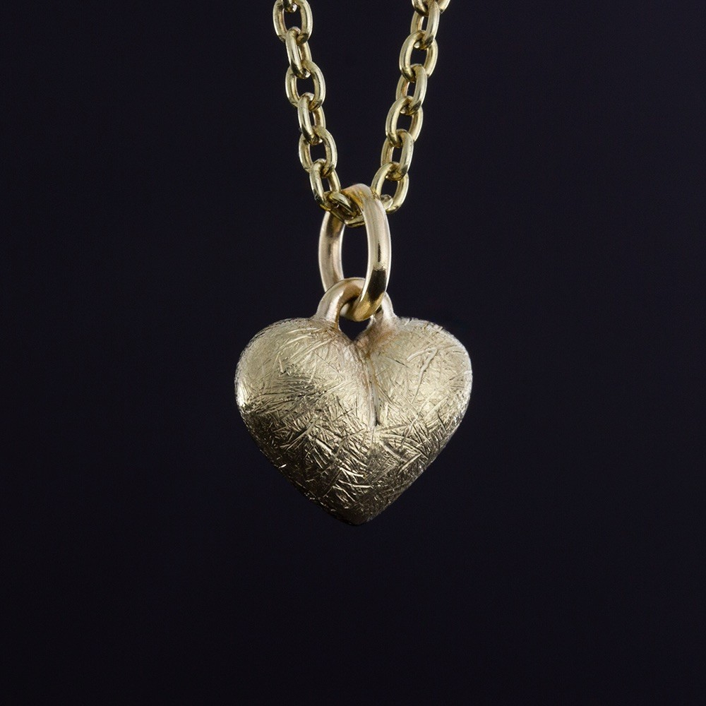 Søderlund Design – HJERTEANHENG – Massivt anheng i 14k gult gull – A6