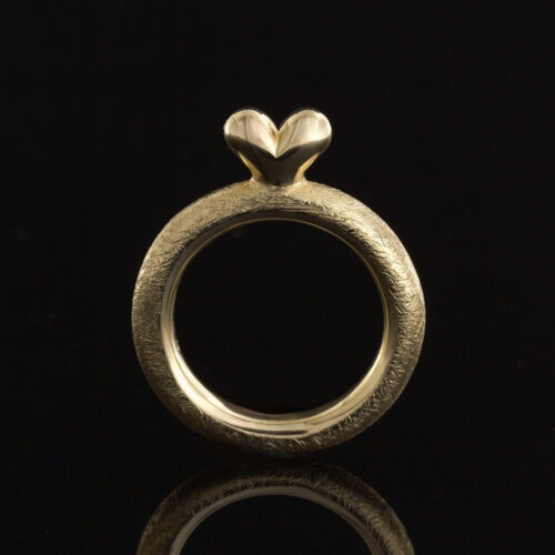 Søderlund Design - Hjertering - Matt gullring med blankt gullhjerte - R10