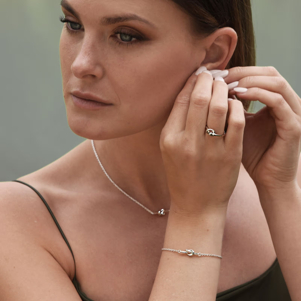 Efva Attling - Love Knot halssmykke i sølv Efva Attling - Love Knot halssmykke i sølv - Bilde 2