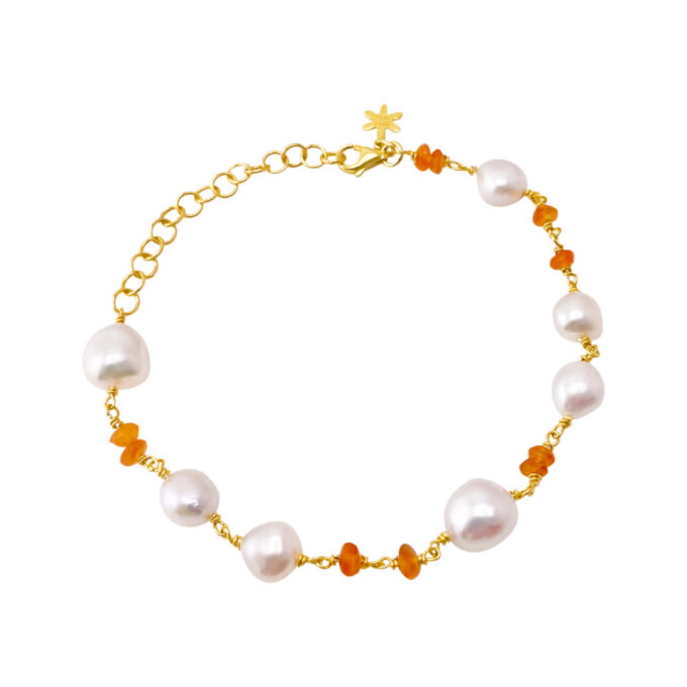 Susanne Friis Bjørner - Armbånd i forgylt sølv, med barokk ferskvannsperler og karneol Susanne Friis Bjørner - Armbånd i forgylt sølv, med barokk ferskvannsperler og karneol