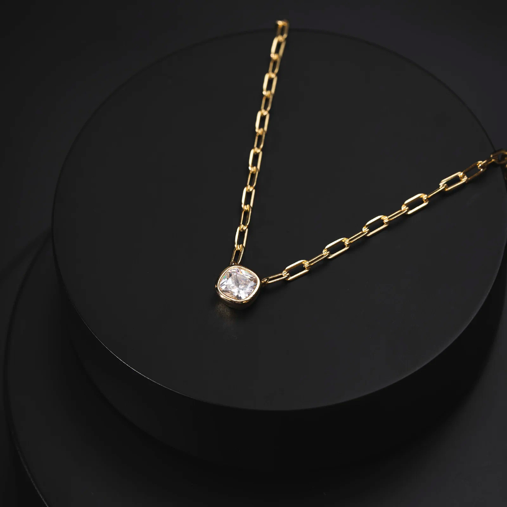 Nora Mørk by Gulldia - Smykke i forgylt 925 sølv med hvit sten Nora Mørk by Gulldia - Smykke i forgylt 925 sølv med hvit sten - Bilde 3