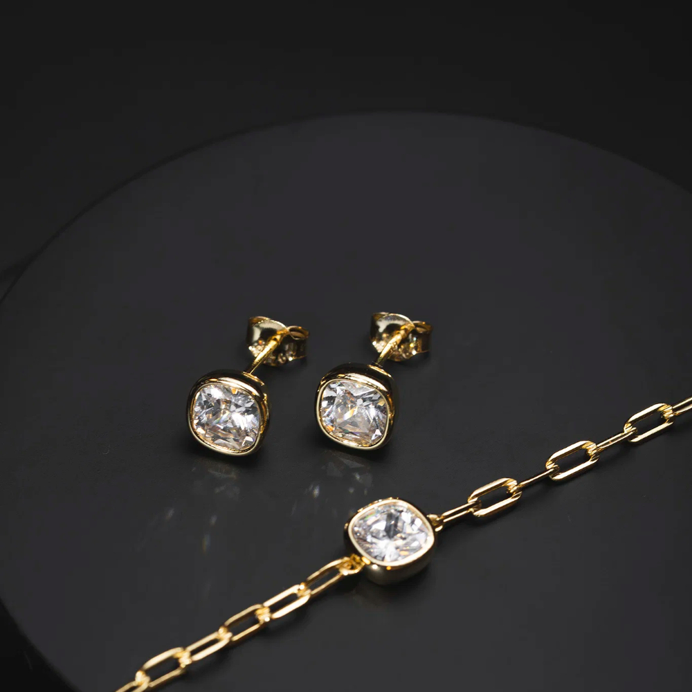 Nora Mørk by Gulldia - Øredobber i forgylt 925 sølv med hvit sten Nora Mørk by Gulldia - Øredobber i forgylt 925 sølv med hvit sten - Bilde 3