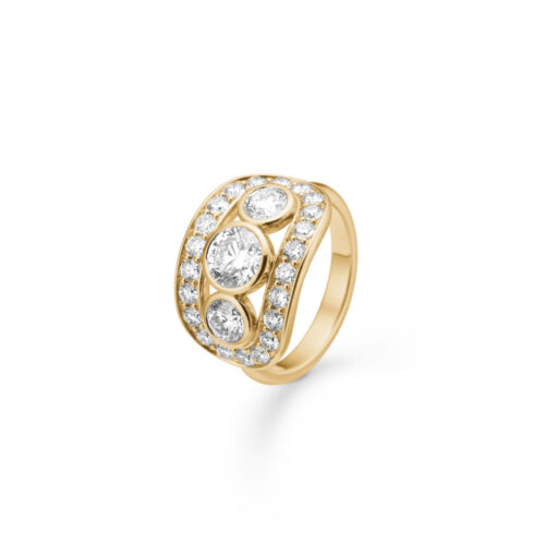 Julie Sandlau - Heritage Trio Ring i 18k gult gull med diamanter, totalt 2,50ct