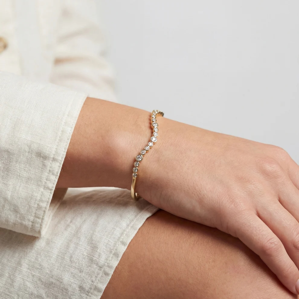 Sif Jakobs - Sardinien Wave Bangle - Armring i 18k gullforgylt sølv med zirkonia Sif Jakobs - Sardinien Wave Bangle - Armring i 18k gullforgylt sølv med zirkonia - Bilde 2