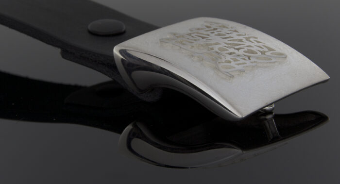 5.IMG 6993belte JEV scaled Sitatbelte B2 - Lærbelte med sølvspenne med sitat