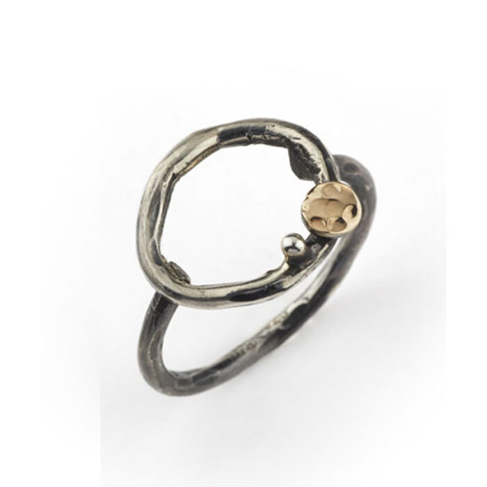50110069 1 BY BIRDIE-sølv- sort rhodinert-Ring-Comet Circle med hamret gullplate