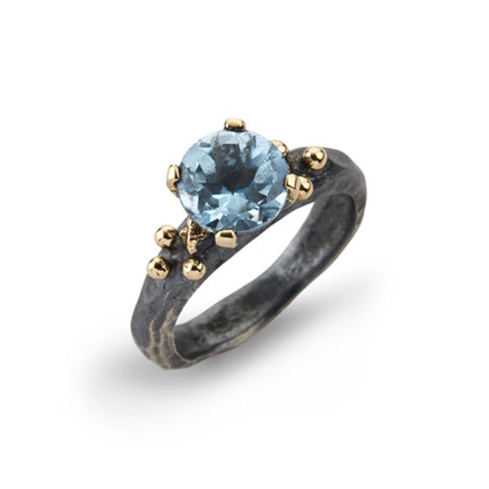 50110091A 1 BY BIRDIE-sølv- sort rhodinert-Ring-Rockefeller Blue med blå Topas og 14 kt gult gull kuler
