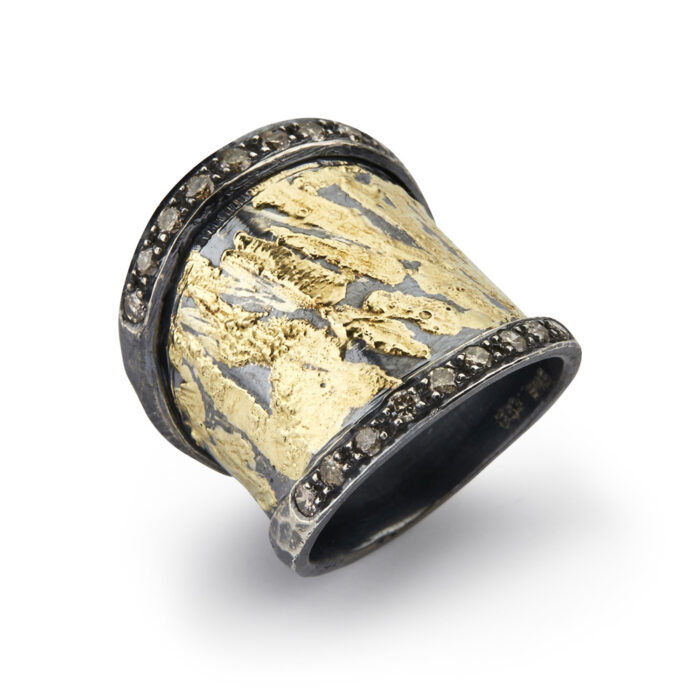 50110135 1 Ring Soho Grand ByBirdie 020816 00753 BY BIRDIE-sølv-sort rhodinert-ring-SoHo Grand med rose cut diamanter og dekor i gull