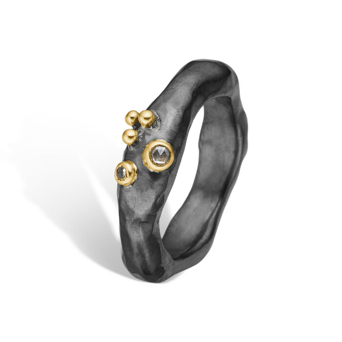 50110310 Ring Sacra ByBirdie - Ring Sacra Oxy - 14k gult gull og 925 sort rhodinert sølv med diamanter