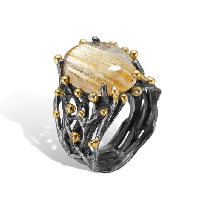 BY BIRDIE - Sort rhodinert ring med gulldetaljer, diamanter og rutile quartz