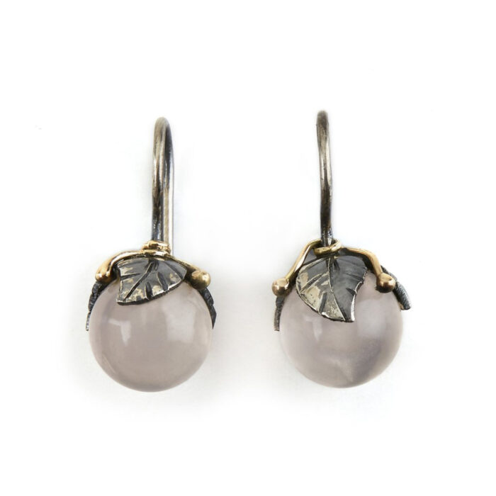 50801235B ByBirdie - Urban Leaf Drops - ørepynt i rhodinert sort sølv med rosekvarts og gull
