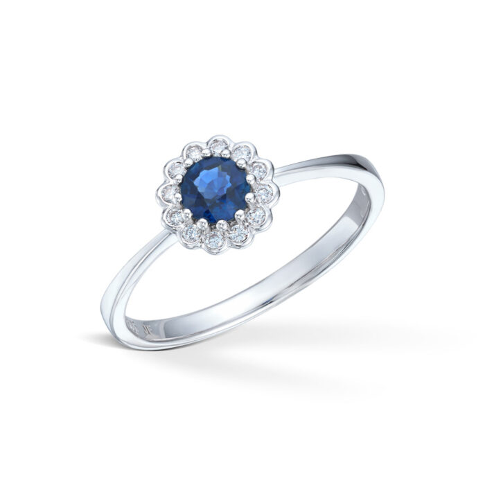 573065 13200 Diamonds by Frisenberg - Liten rosett ring i hvitt gull med diamanter og en safir Diamonds by Frisenberg - Liten rosett ring i hvitt gull med diamanter og en safir