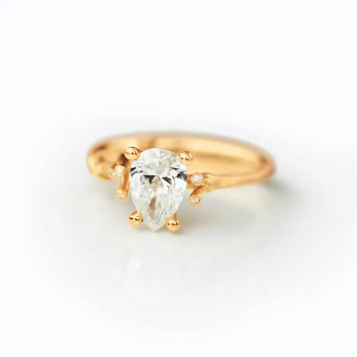 680 3762ae6d6c a9995 415 4 large Ole Lynggaard - Nature Solitaire Ring - 18k gult gull og 0,80ct pæreformet diamant
