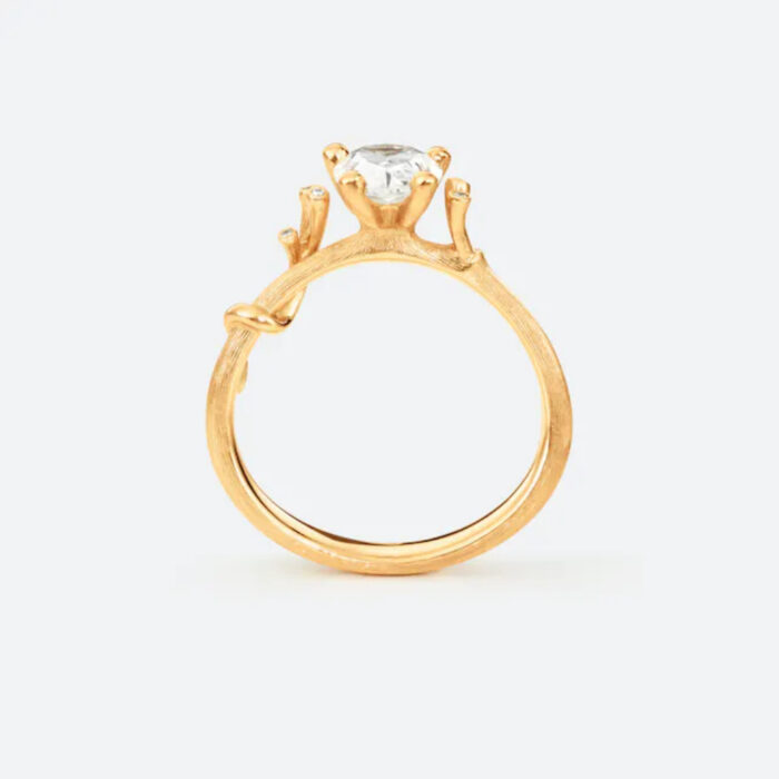 680 78845665ed a9995 415 2 large Ole Lynggaard - Nature Solitaire Ring - 18k gult gull og 0,80ct pæreformet diamant