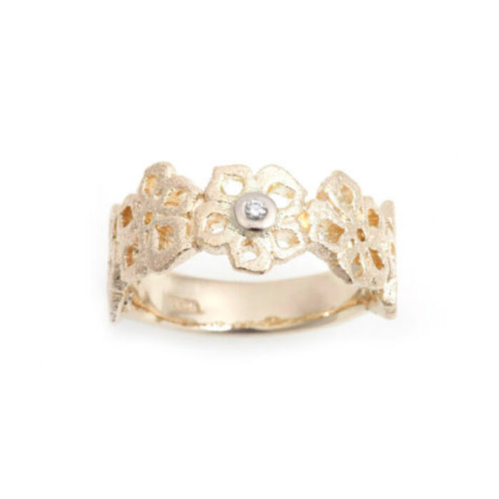 9 9401 1 Van Bergen - Magnolia - Ring i gult gull med diamant Van Bergen - Magnolia - Ring i gult gull med diamant