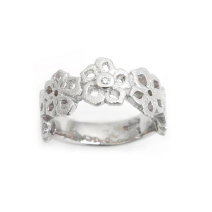 9 9401 1 H Van Bergen - Magnolia - Ring i hvitt gull med diamant Van Bergen - Magnolia - Ring i hvitt gull med diamant