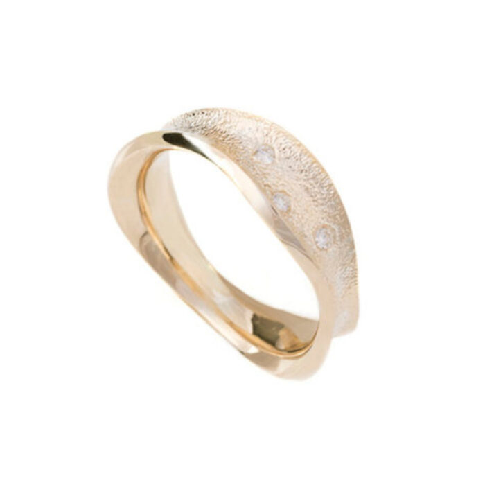 9 9435 3 Van Bergen - Tide - Ring i gult gull med diamanter, 3 x 0,02 ct