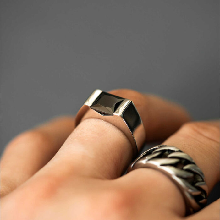 972573 3 A jpg ALEXANDER - Ring i sølv med sort zirkonia
