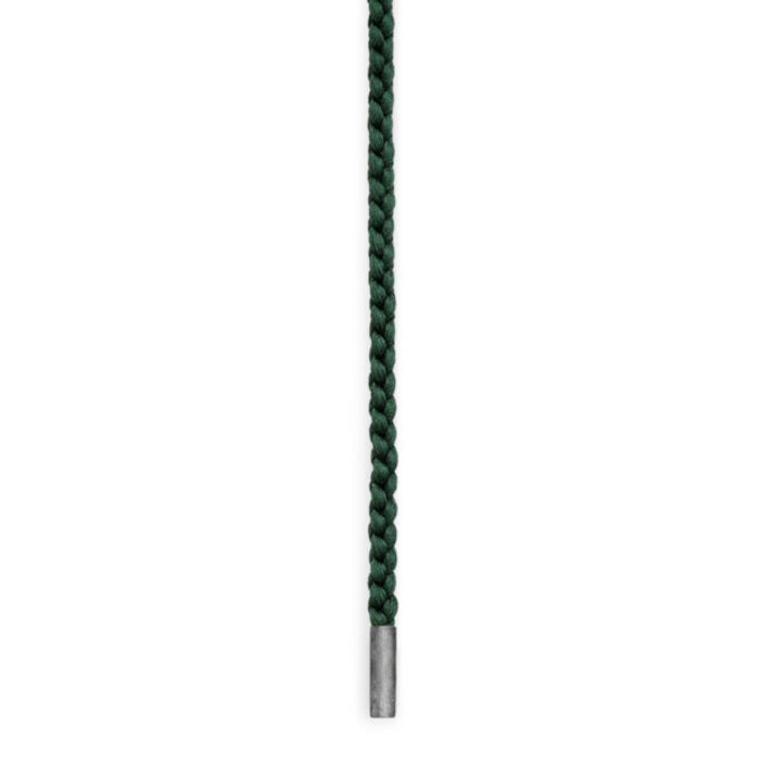 A1908 309 packshot aRGB V3 1 Ole Lynggaard - Tvunnet silkesnor med endestykker i sølv - Mørk grønn