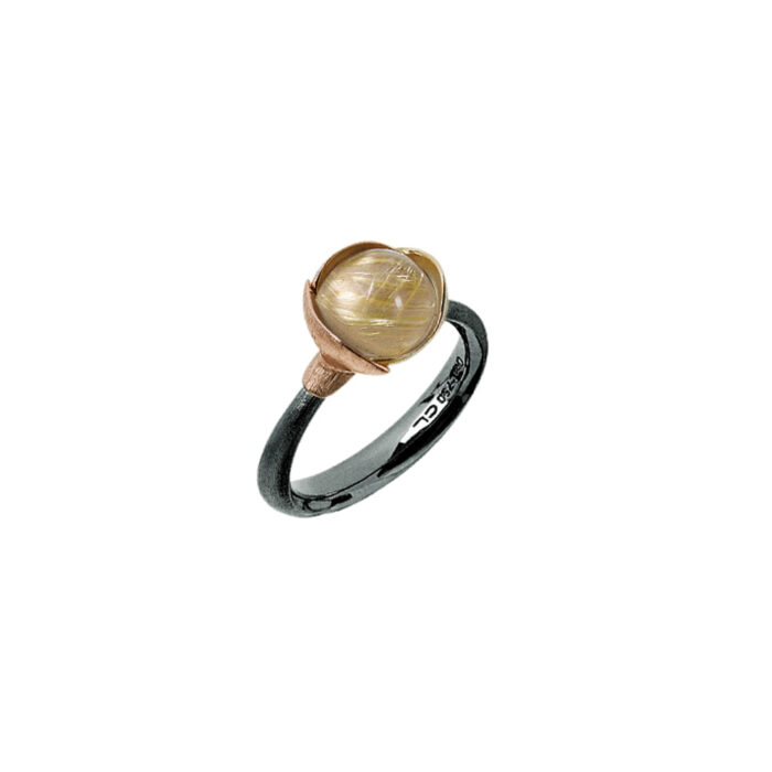 A2650 311 F Ole Lynggaard - Lotus ring nr 1 i oksidert sølv med gull og rutilkvarts