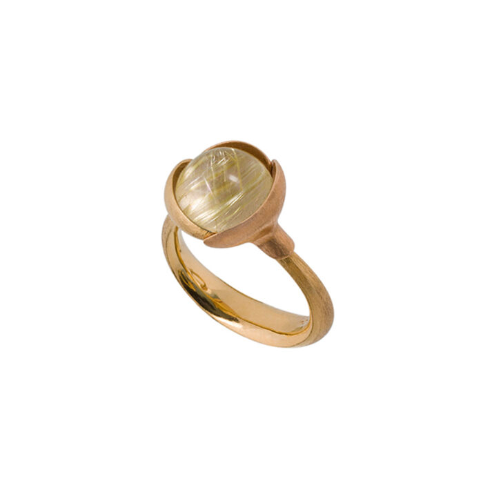 A2651 411 F Ole Lynggaard - Lotus ring nr 2 i gult gull med rutilkvarts Ole Lynggaard - Lotus ring nr 2 i gult gull med rutilkvarts