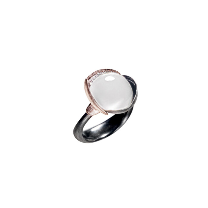 A2652 322 F Ole Lynggaard - Lotus ring nr 3 i oksidert sølv med gull, 13 diamanter og hvit månesten