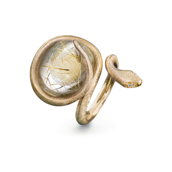 A2792 404 F Ole Lynggaard - Snakes medium ring i gult gull med 0,02 ct diamanter og rutilkvarts Ole Lynggaard - Snakes medium ring i gult gull med 0,02 ct diamanter og rutilkvarts